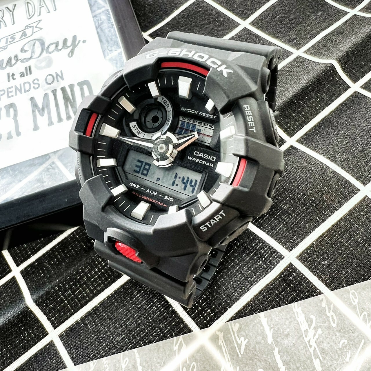 【G-SHOCK 卡西歐】絕對強悍雙色系列雙顯錶 GA-700-1A 現代鐘錶