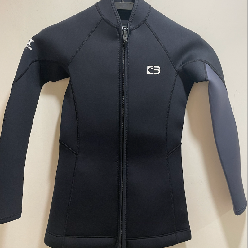 ▲現貨 Bestdive 男款 2mm 黑白系列 防寒上衣 黑+左手靜謐灰