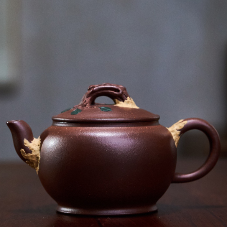 【樹蔭】--壺嘴與壺體之間有泥繪裝飾，就像破土而出的松枝