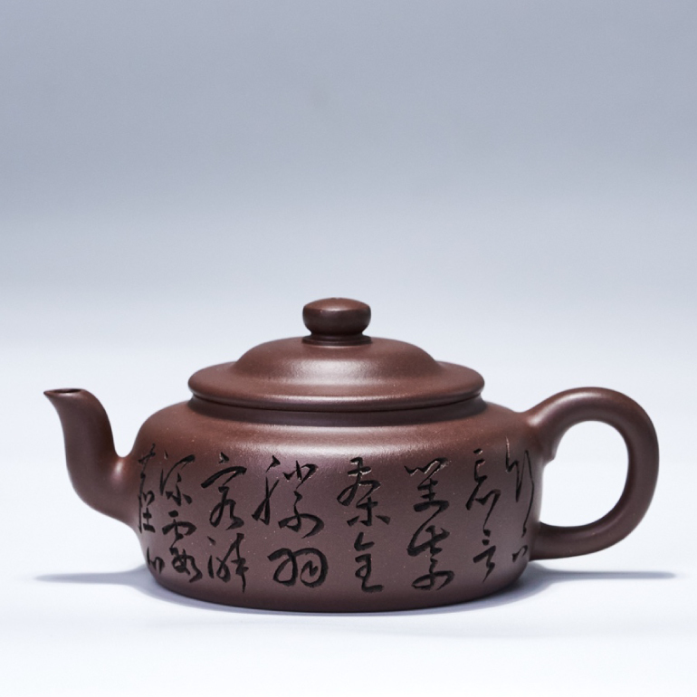 旭帽】--圈形壺柄略呈方形，與嘴頭的陽剛之氣相呼應，大氣得體