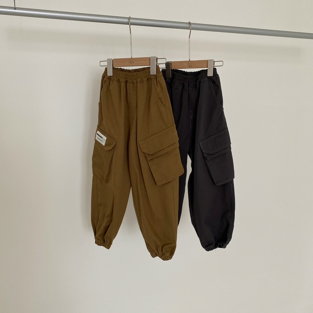 GUA_小布標縮口直筒工裝褲_G1102