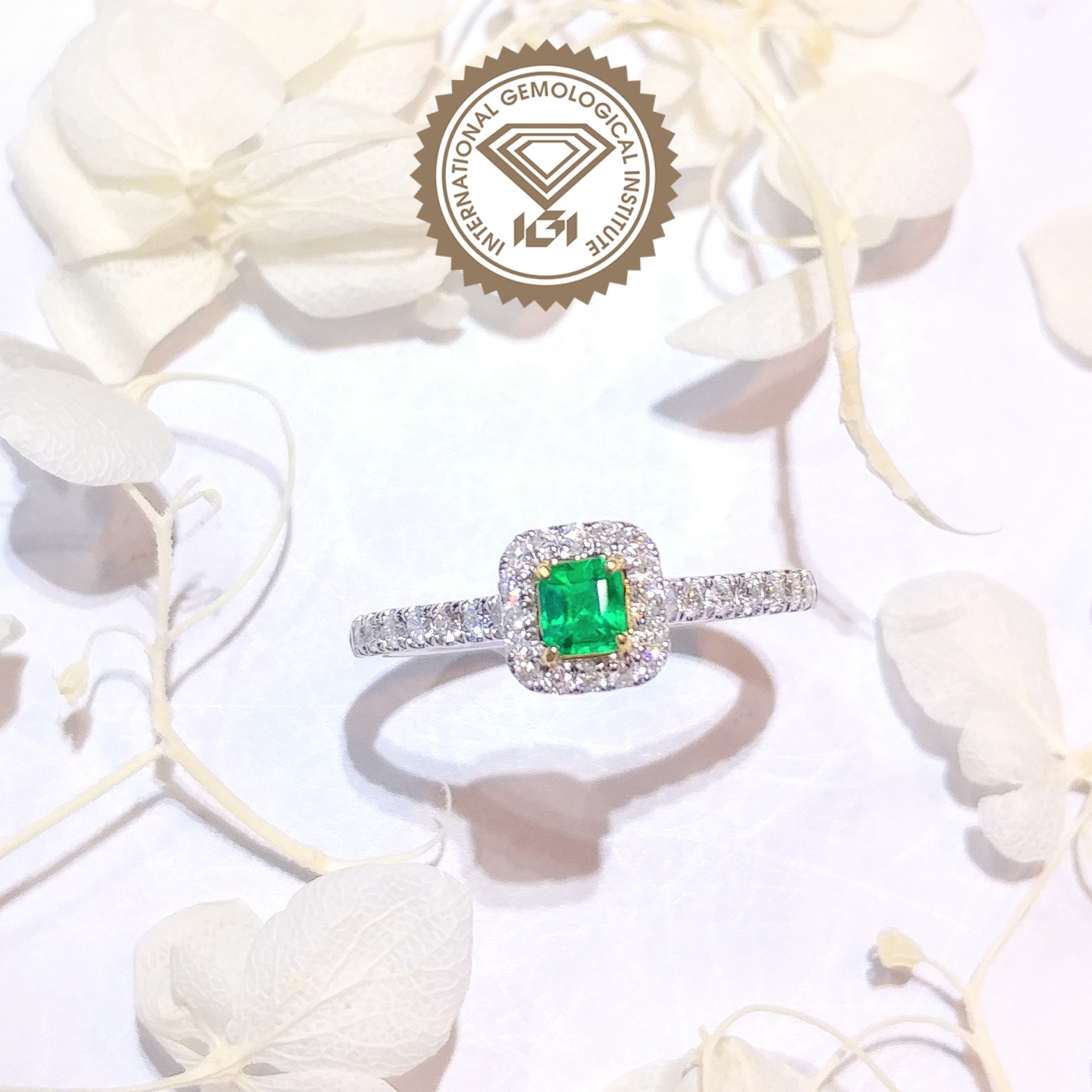 18K Gold 0.18ct Emerald and Diamond Ring