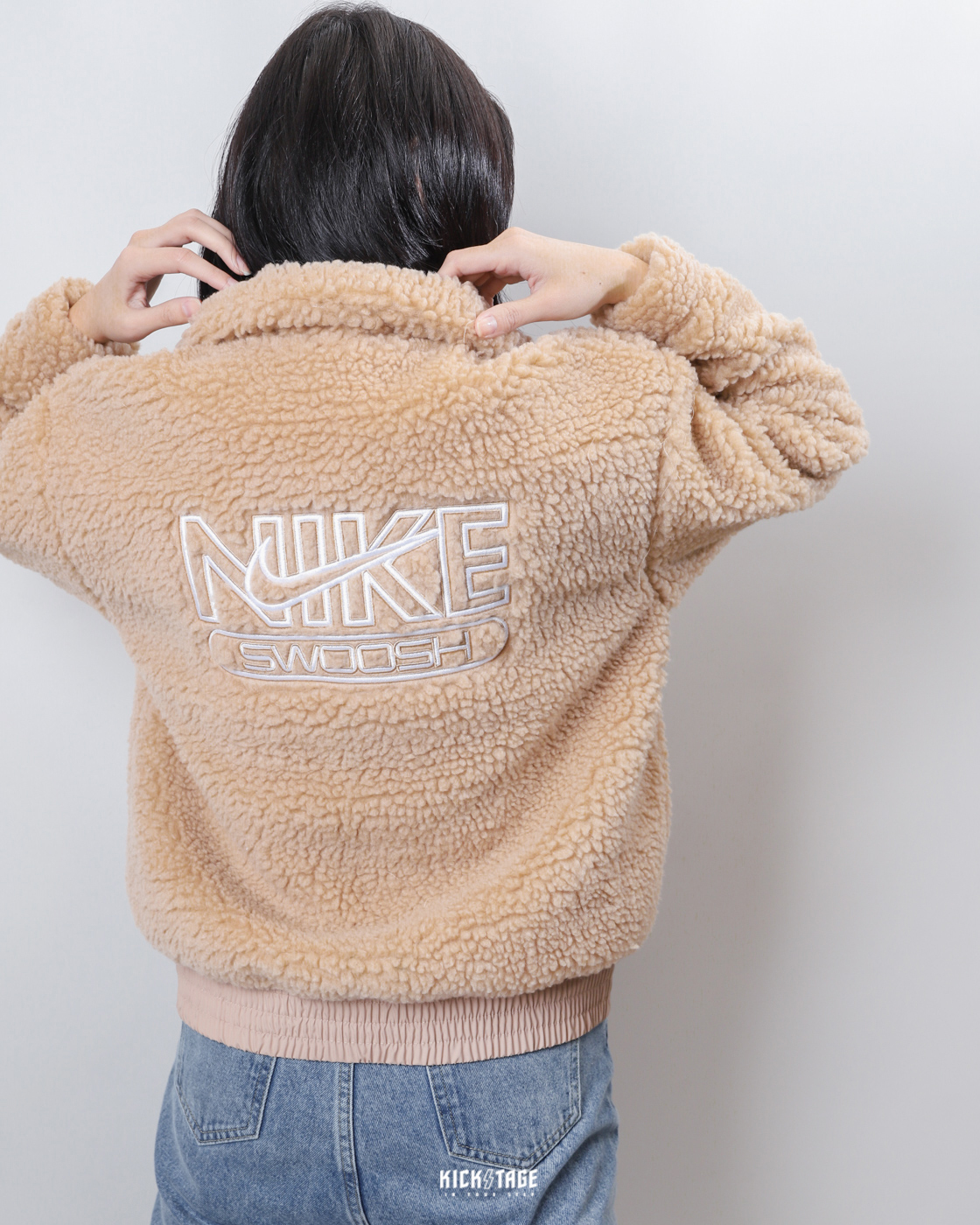 **特價商品售出不退換**女款 NIKE W NSW SWOOSH PLSH JACKET 泰迪熊棕 刺繡 羔羊絨 毛毛外套 立領外套【DR5629-200】