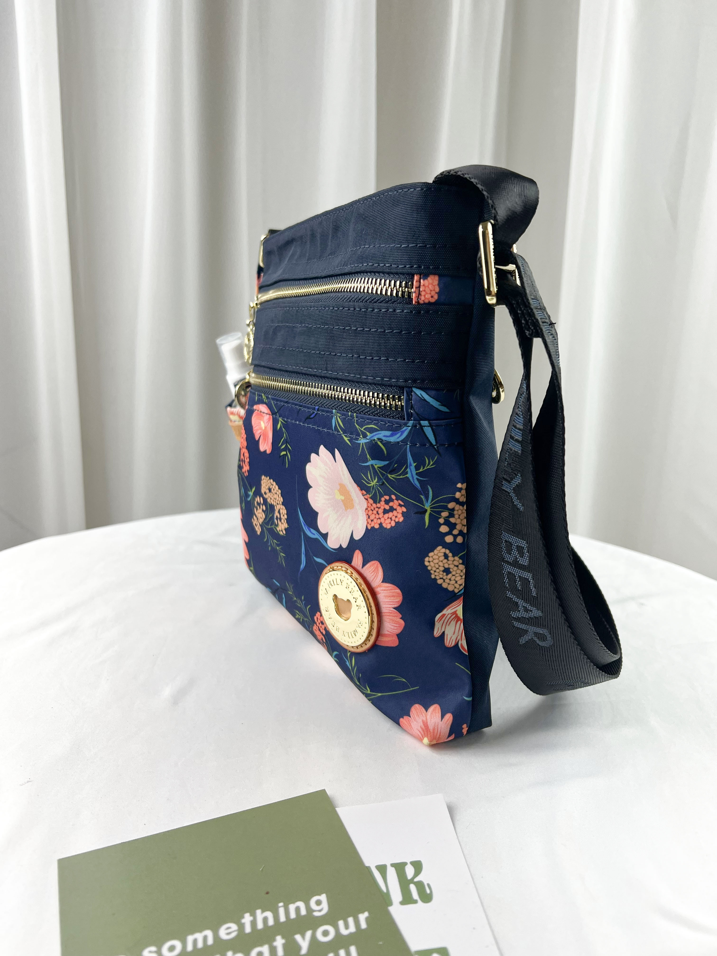 FamilyBear 藍橙花拼色防潑水側背包 附酒精保護套+酒精瓶 #2679