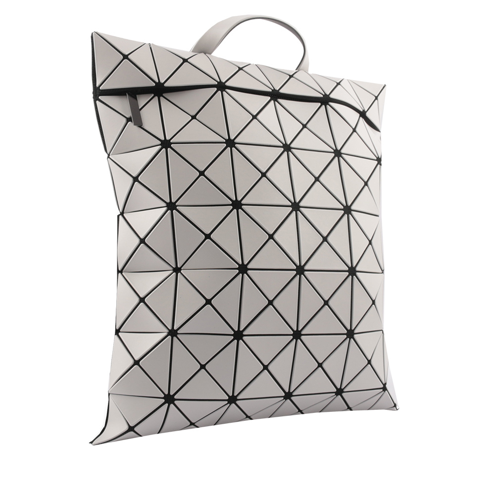 【ISSEY MIYAKE三宅一生】BAO BAO LUCENT 啞光霧面扁形後背包(淺灰色)