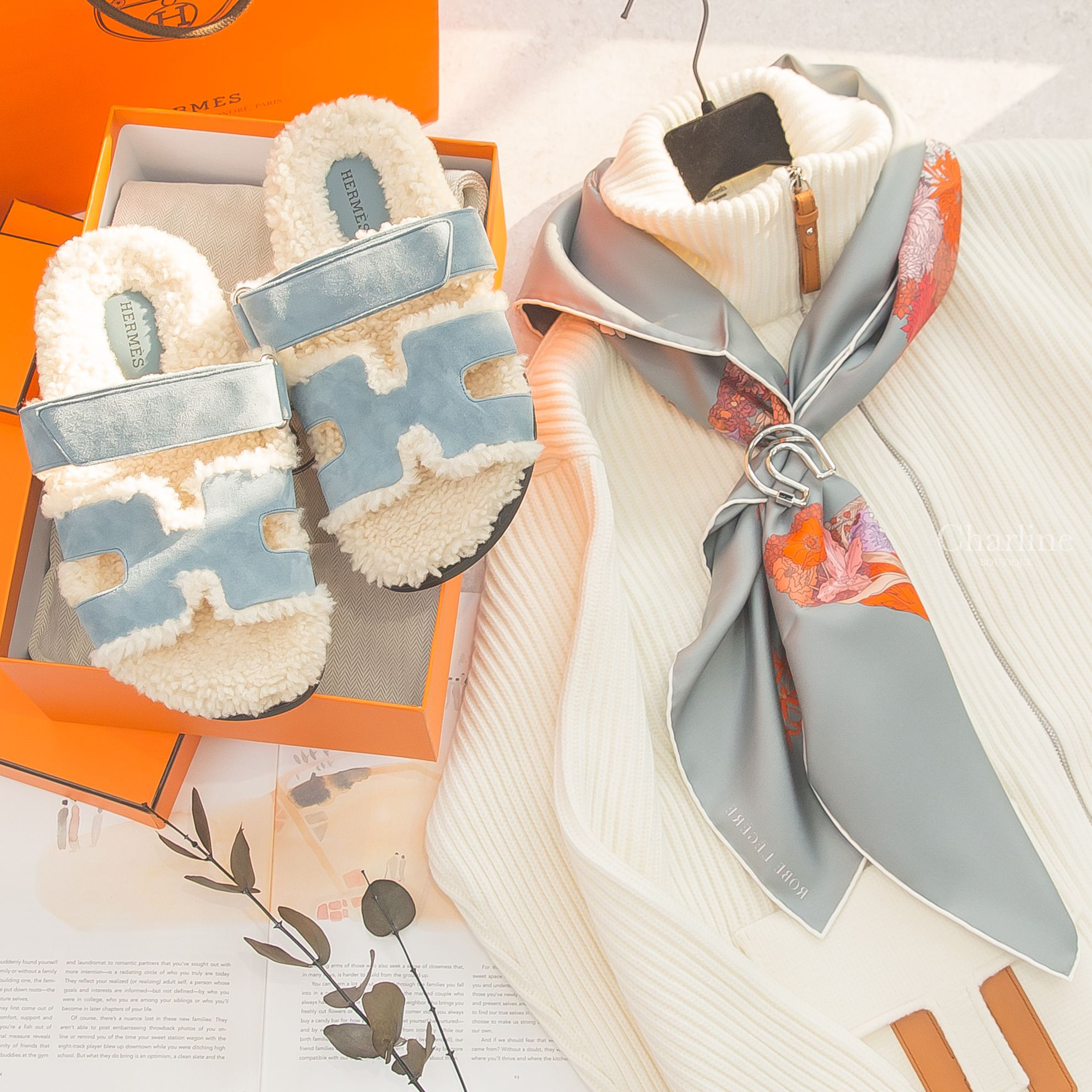Hermès Fer A Cheval Key Ring 銀色簍空馬蹄黑色H字樣不銹鋼鑰匙圈,Hermès Chypre Sandal 松木藍麂皮米色羊毛黑底魔鬼氈橡膠平底拖鞋-Charline Boutique 精品代購