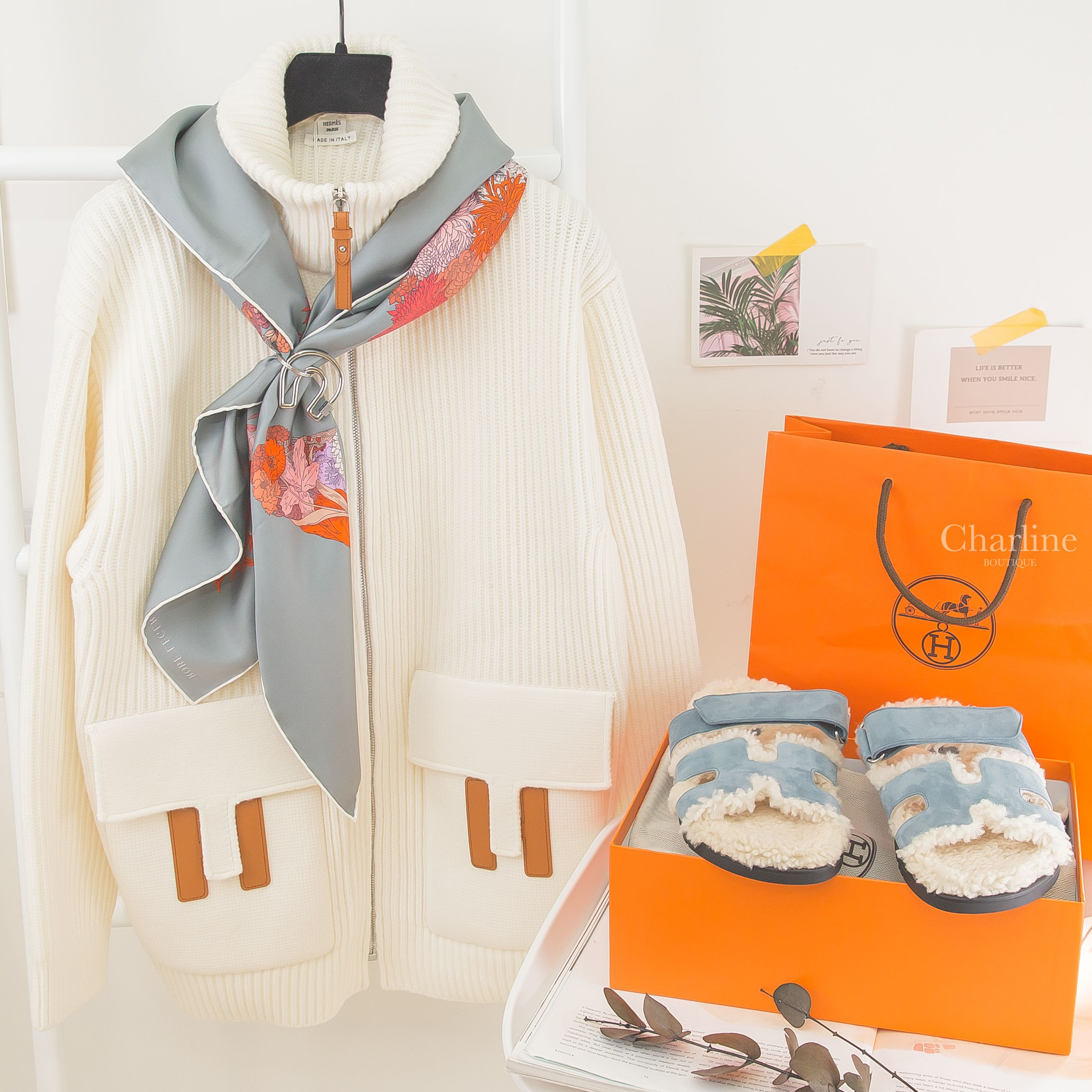 Hermès Fer A Cheval Key Ring 銀色簍空馬蹄黑色H字樣不銹鋼鑰匙圈,Hermès Chypre Sandal 松木藍麂皮米色羊毛黑底魔鬼氈橡膠平底拖鞋-Charline Boutique 精品代購