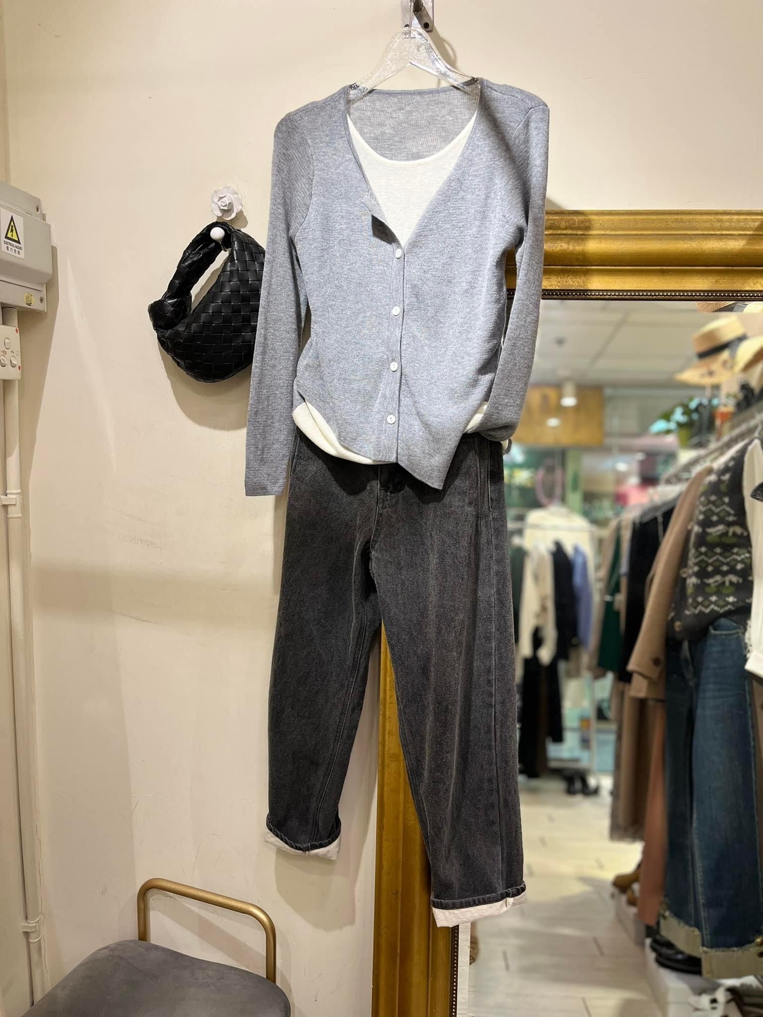LIGHT WEIGHT SWEATER W/STITCHING DETAIL