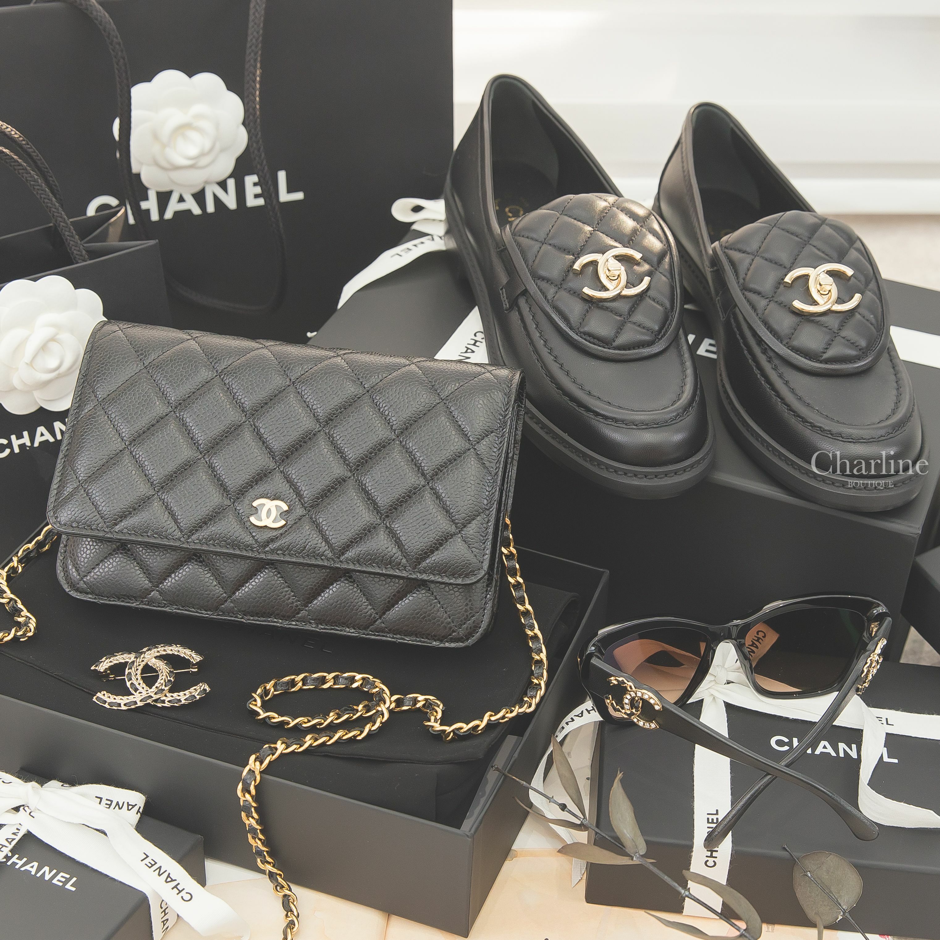 Chanel 黑色金CC金鍊荔枝菱格紋肩背包,Chanel 黑色大型皮穿鍊金色編織CC胸針,Chanel 黑色金CC小羊皮菱格紋樂福鞋,Chanel 黑色蝴蝶型咖啡鏡片黑色鏡腳黑金皮穿鍊水鑽CC太陽眼鏡-Charline Boutique 精品代購