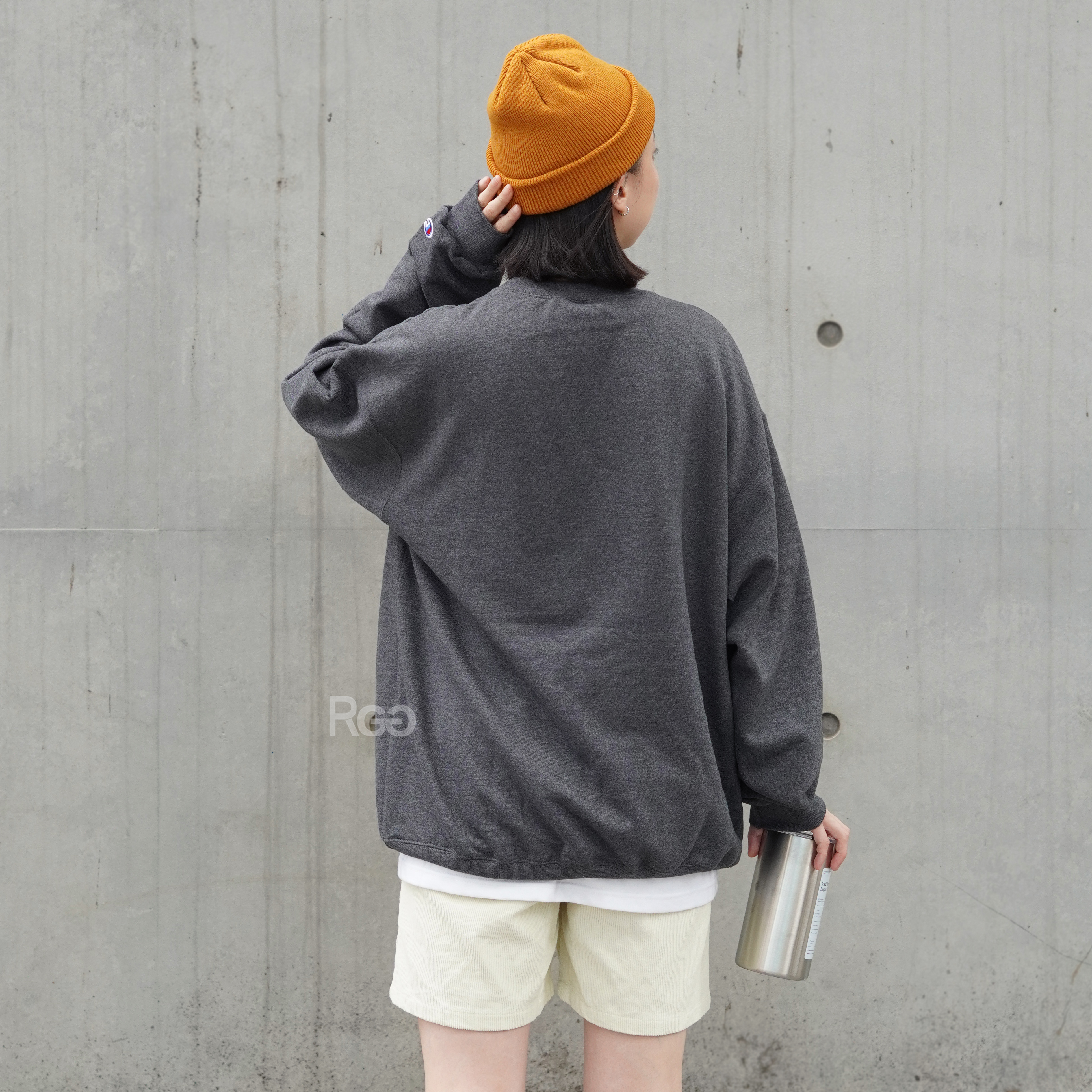 Champion S600內刷毛大學T深灰女生背面穿搭照