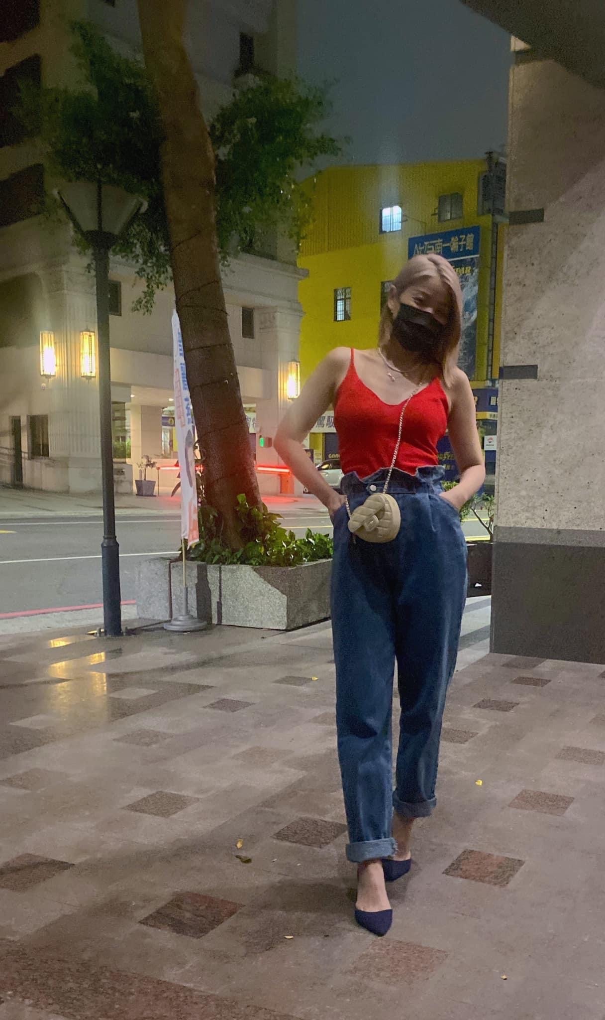 高腰壓褶寬鬆直筒牛仔褲