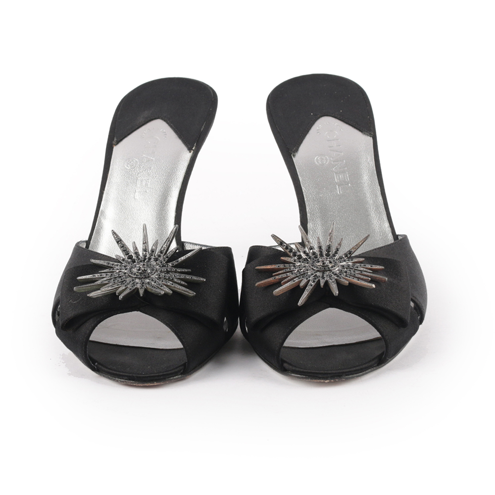 【CHANEL】太陽造型緞面低跟鞋