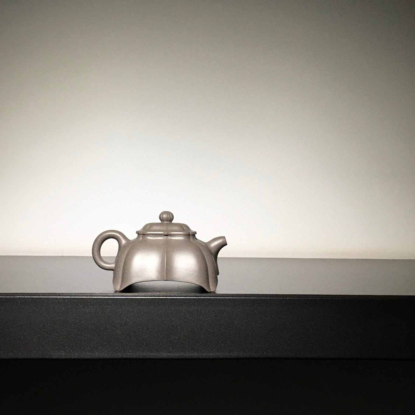 【玉菱】 -- 旋掃飛花煮玉塵 一杯聊餉作詩人。