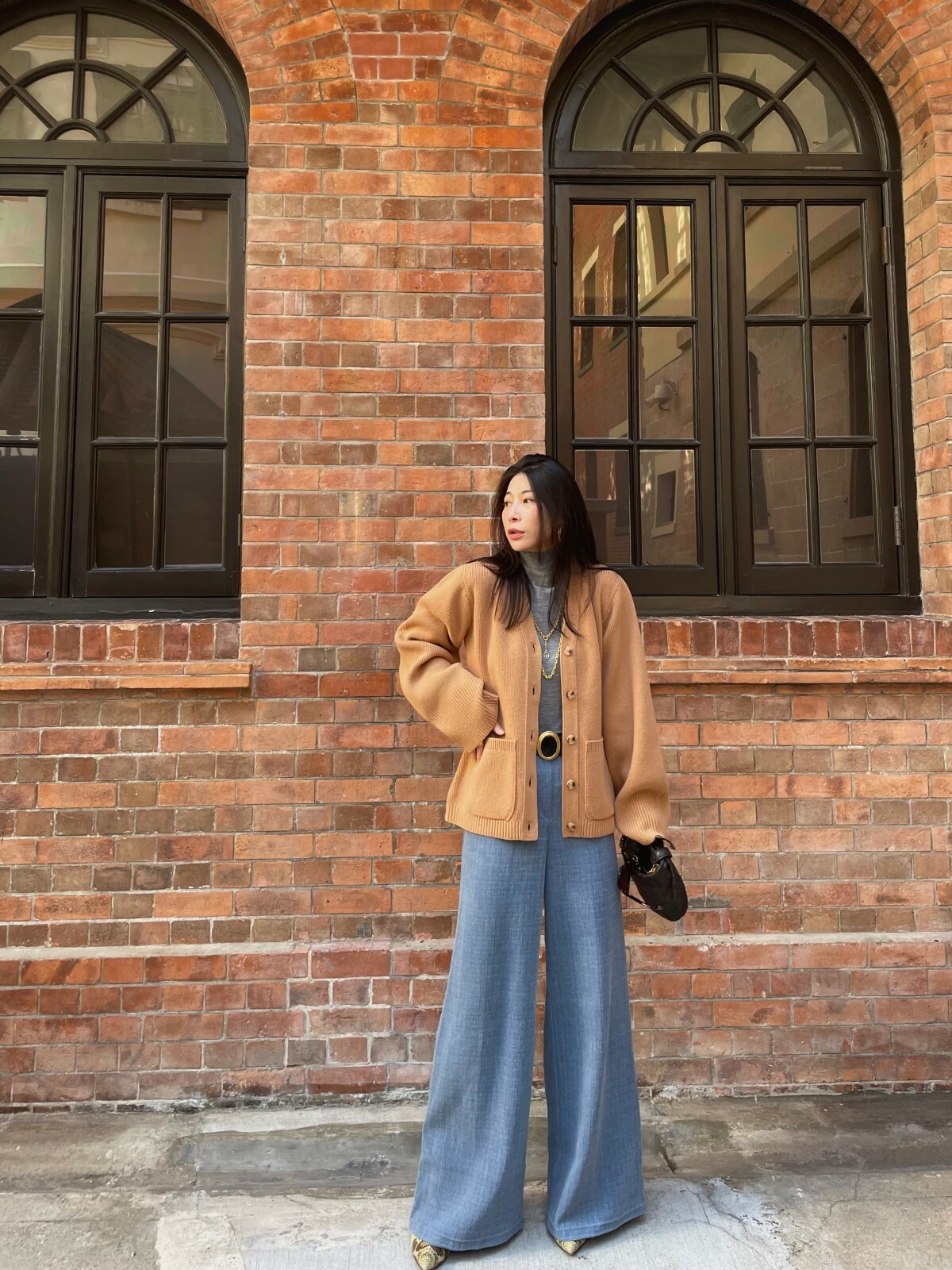 HANAA奶茶色收腰前開口直桶袖子琥珀鈕釦羊毛加羊絨開衫