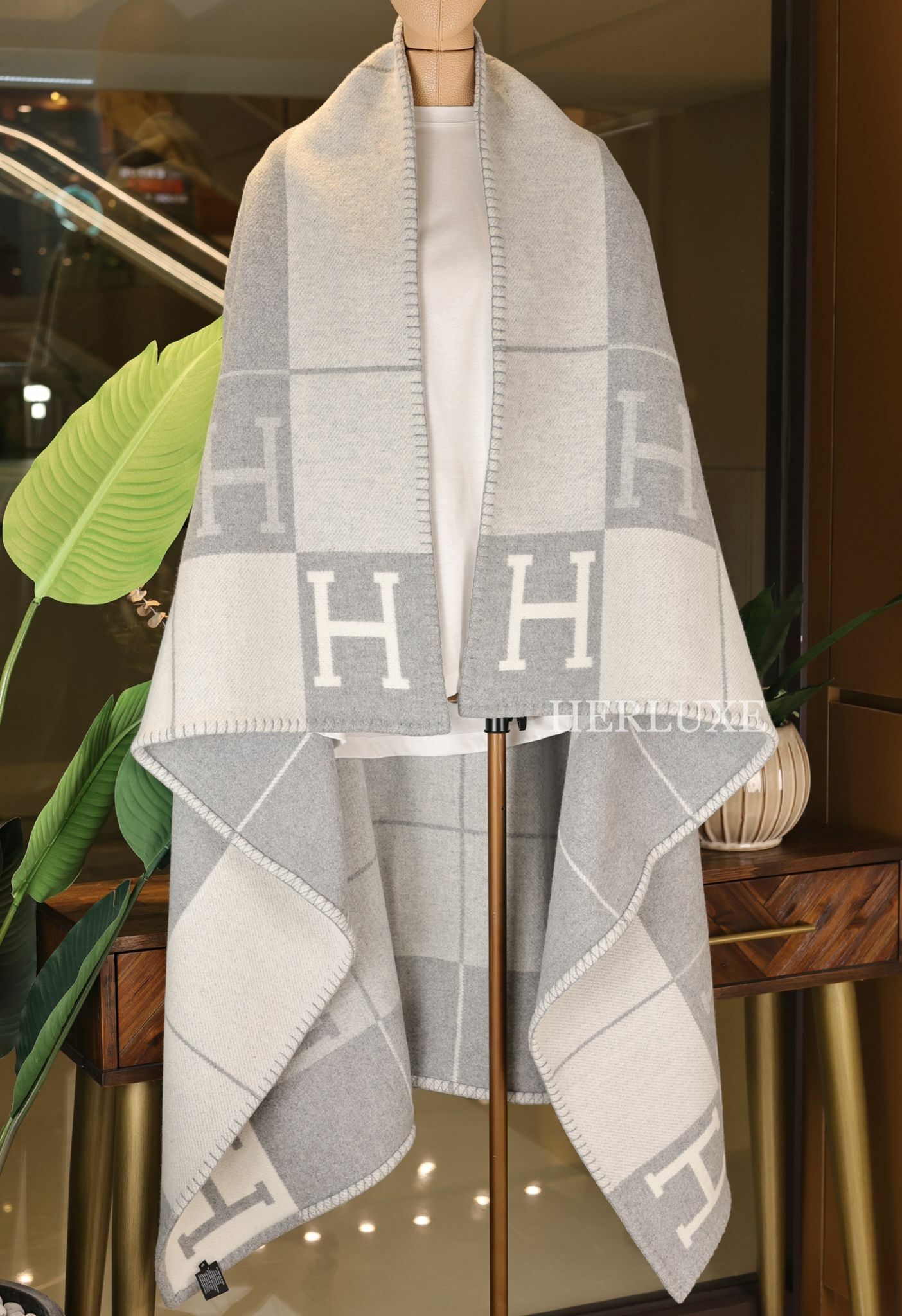 Avalon III throw blanket in jacquard woven wool & cashmere Écru/ Gris Clair