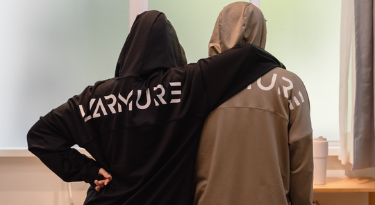 一對情侶背對搭肩