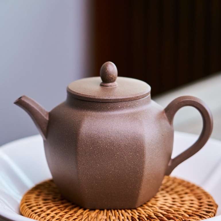 【君玉】-- 壺身呈混六方造型，圓潤沉穩，端莊大方，壺身點線面，結合完美