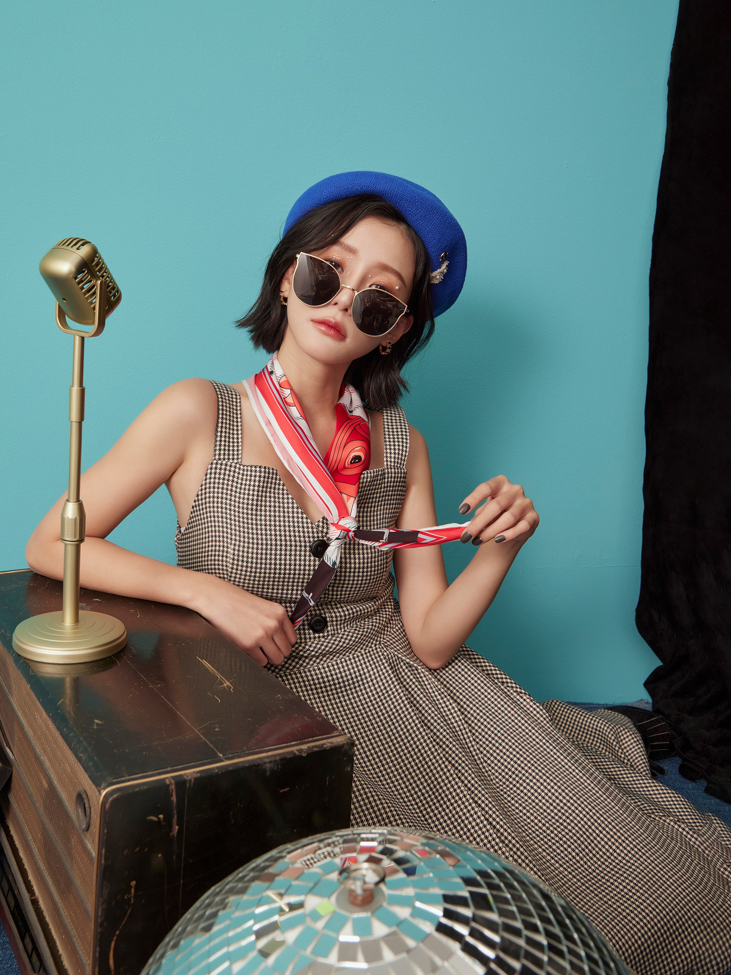 輕快C大調。格紋雙戰馬錐形領巾