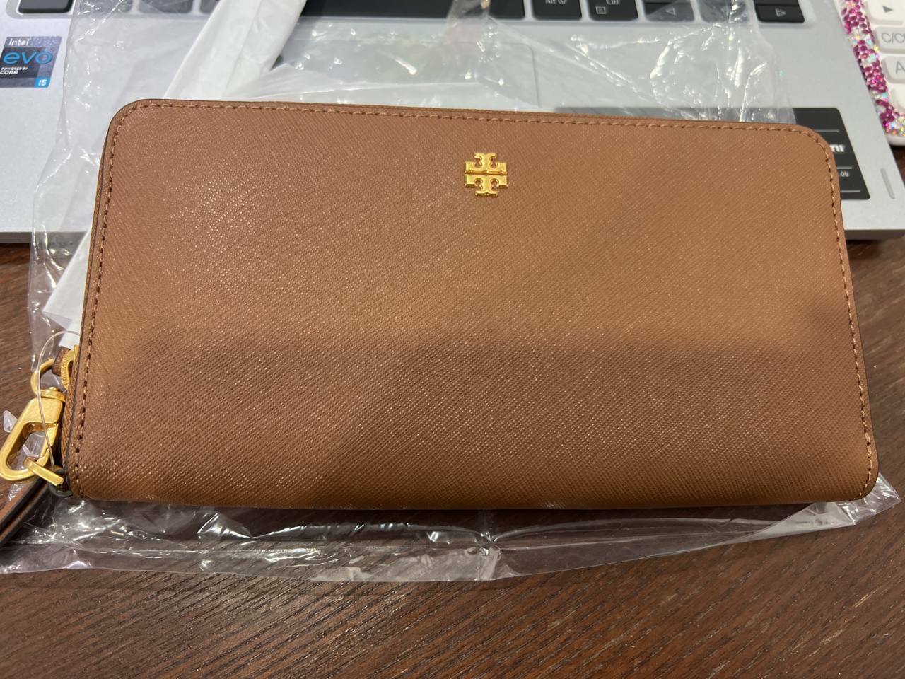 [S] TORY BURCH EMERSON WRISTLE ZIP CONTINENTAL WALLET,MOOSE, 136110-909 (STB218)