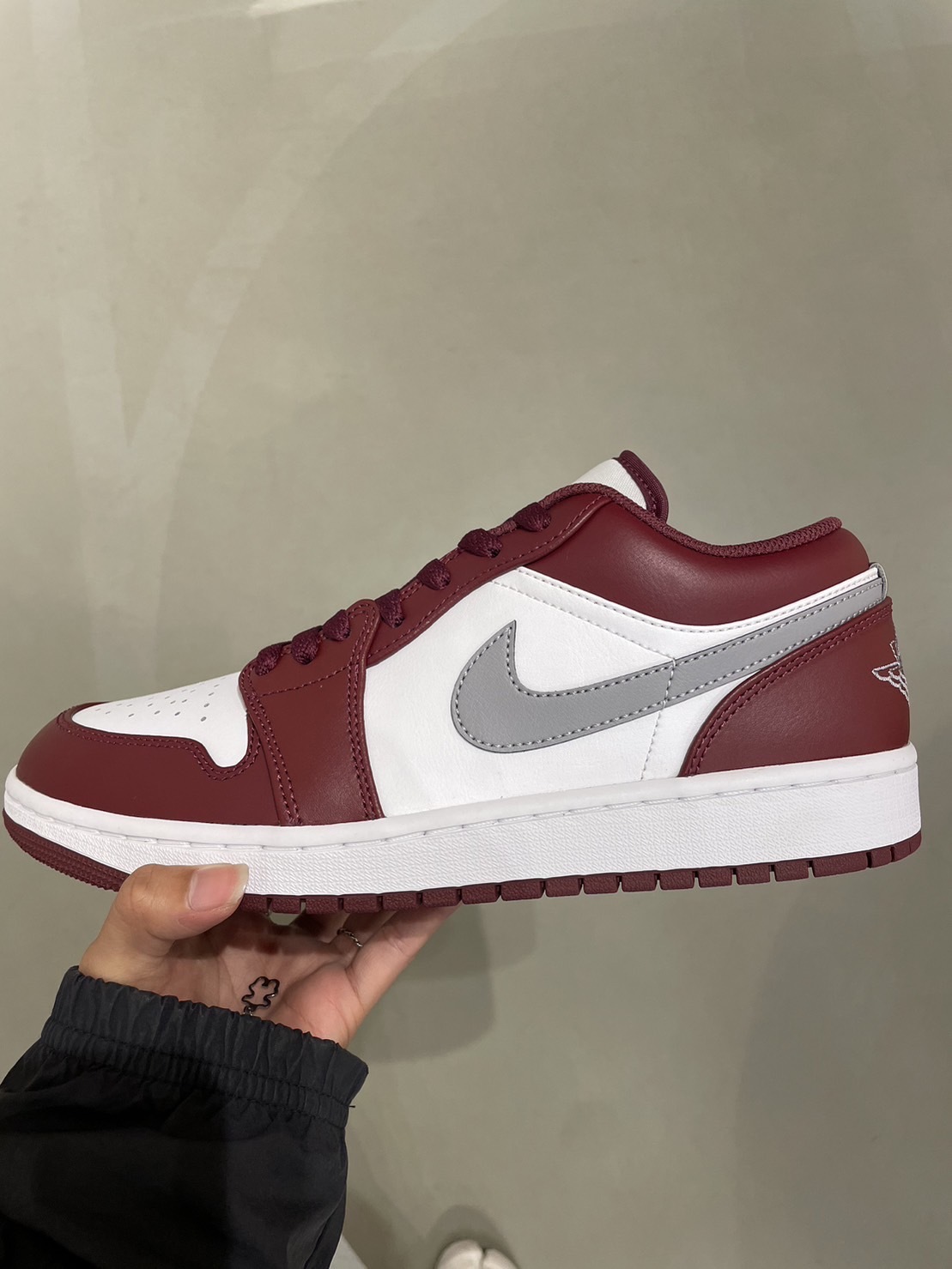 Nike Air Jordan 1 Low 男鞋 酒紅 灰 經典 低筒 553558-615 NOVLU