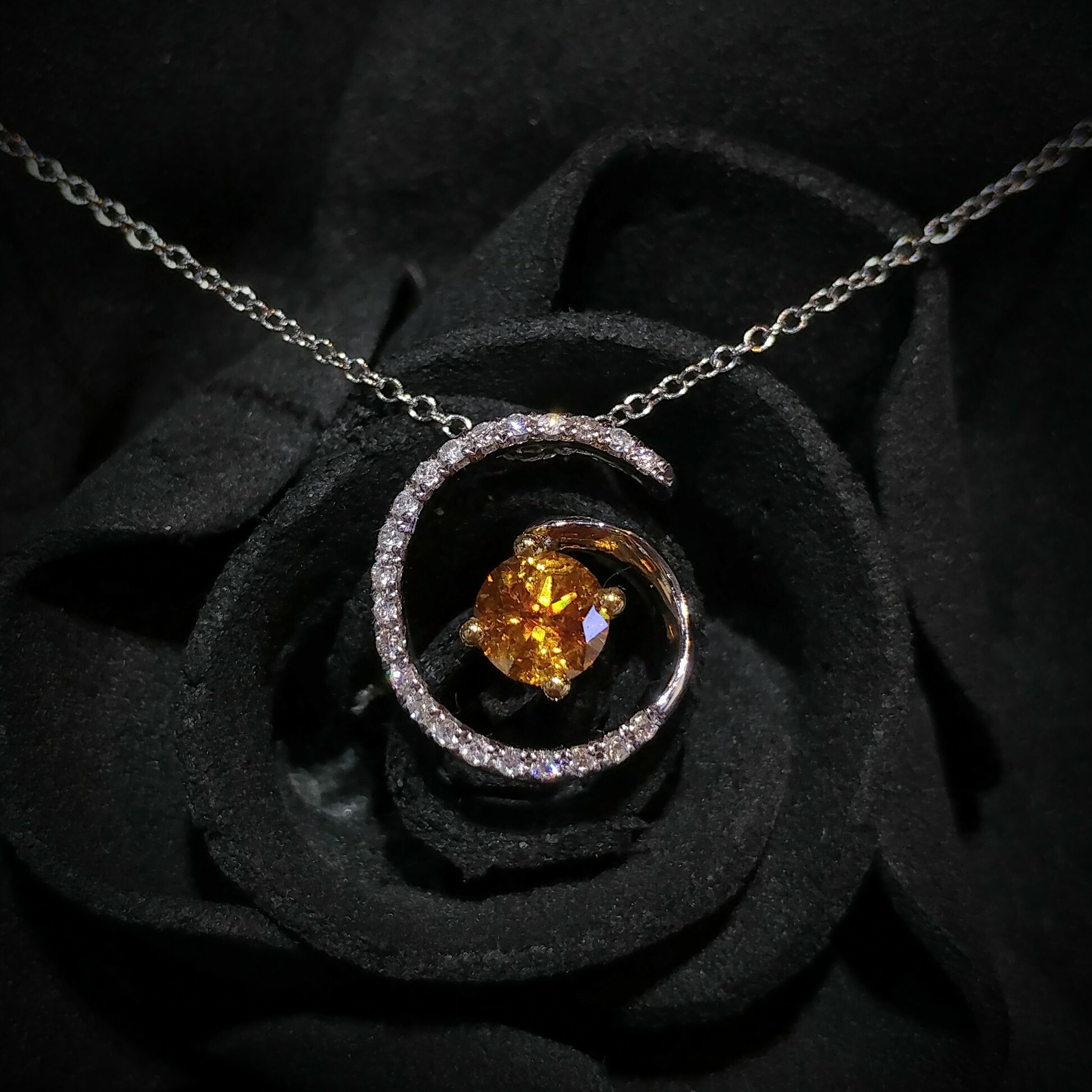 全新18K金【單粒37份彩橙鑽石】配小鑽共45份鑽石吊墜