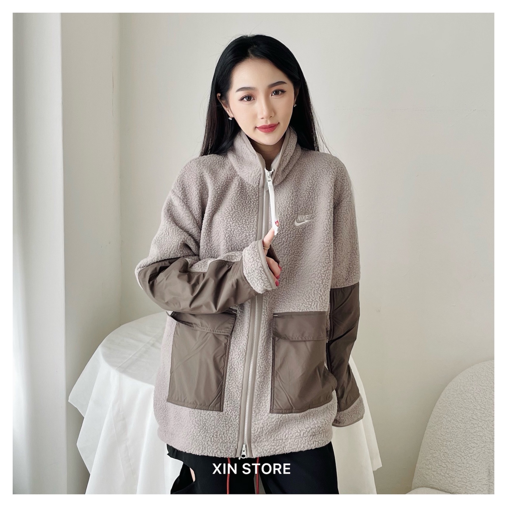 【現貨】Nike NSW JKT Outdoor 外套 羊羔毛 刺繡 字勾 拼接 口袋 雙拉鍊 立領外套 黑 可可奶