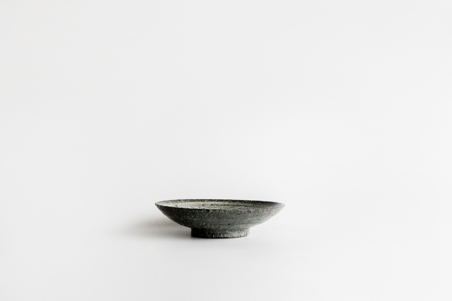 八田亨/黒三島/5寸（約15.5cm）民藝 皿 八田亨 黒三島5寸皿｜Discover Japan 公式オンラインショップ