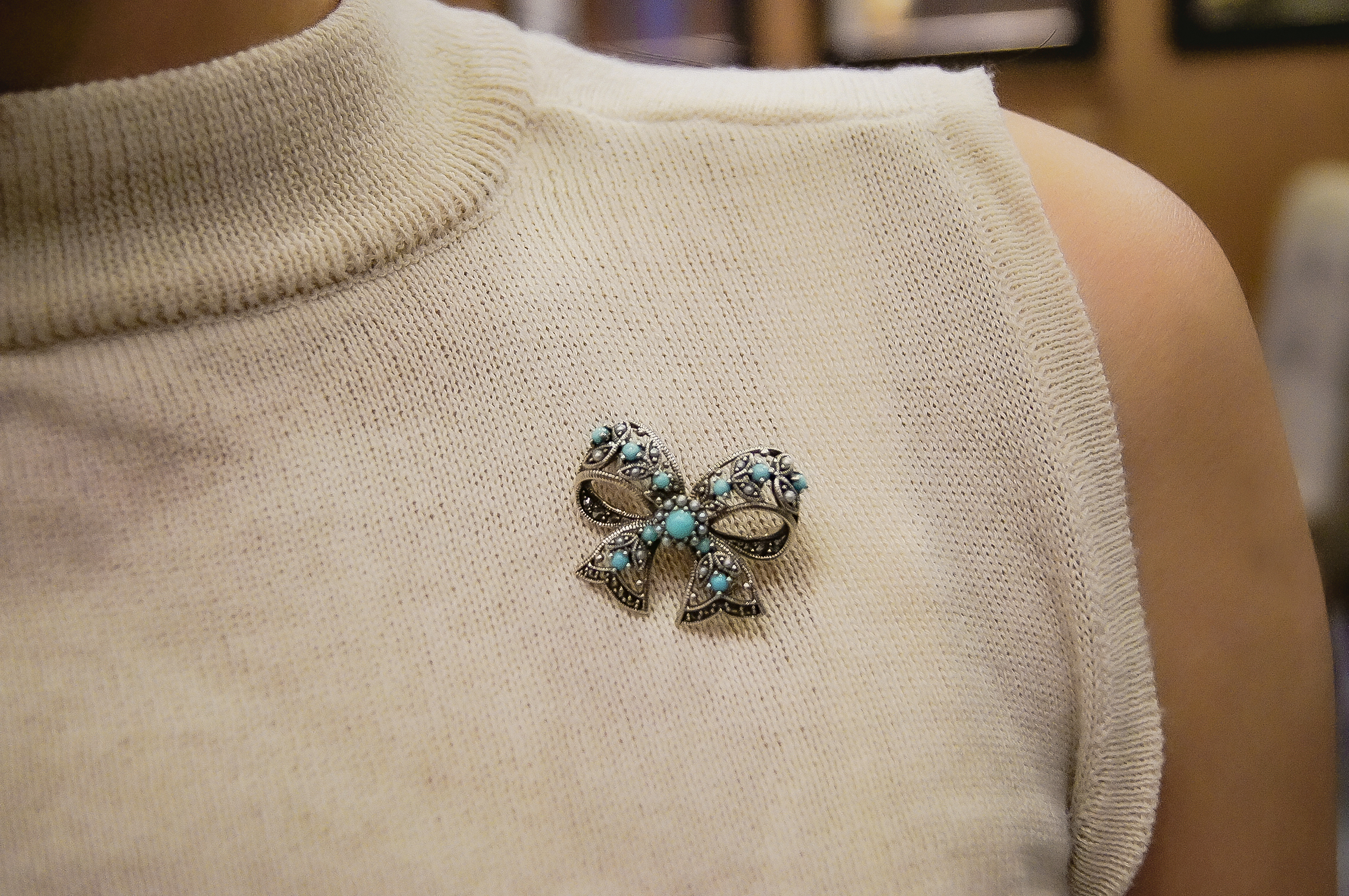 綠松石蝴蝶結胸墜