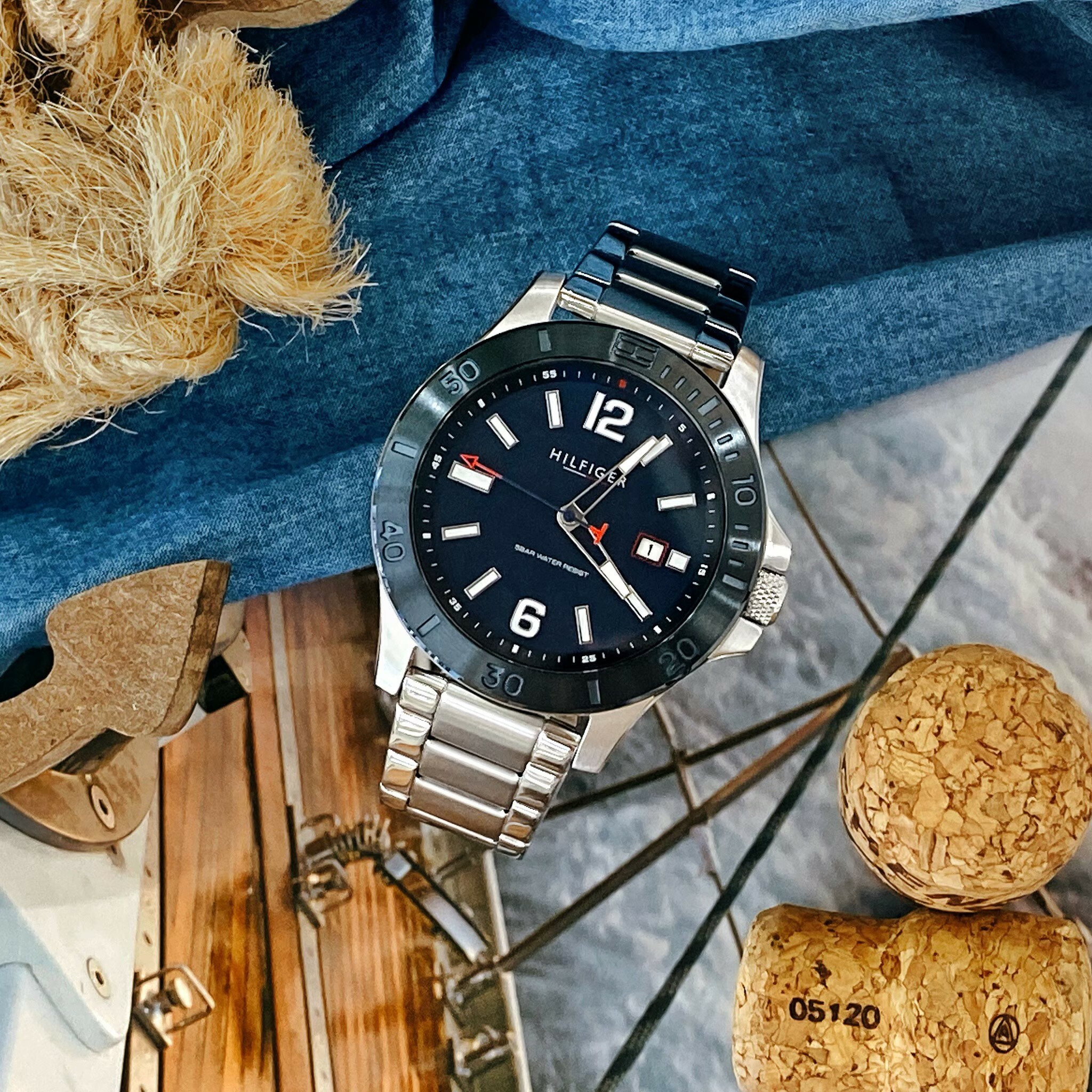 【Tommy Hilfiger】寶藍外圈簡約休閒不鏽鋼男錶 1791994 46mm 現代鐘錶