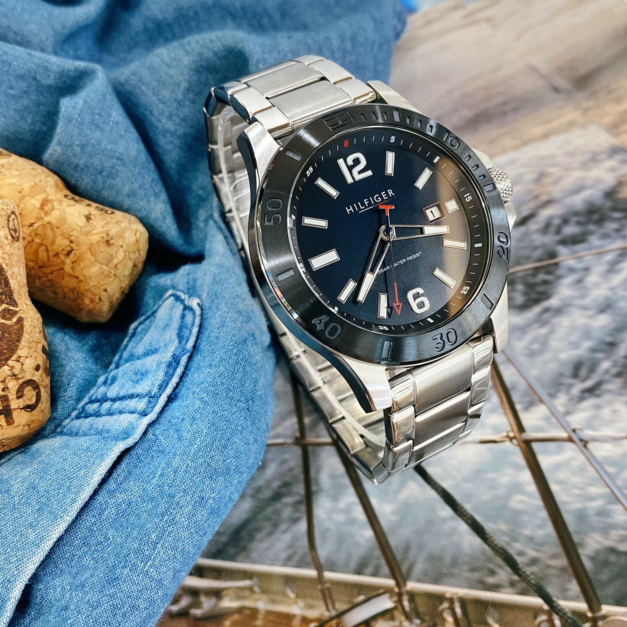 【Tommy Hilfiger】寶藍外圈簡約休閒不鏽鋼男錶 1791994 46mm 現代鐘錶