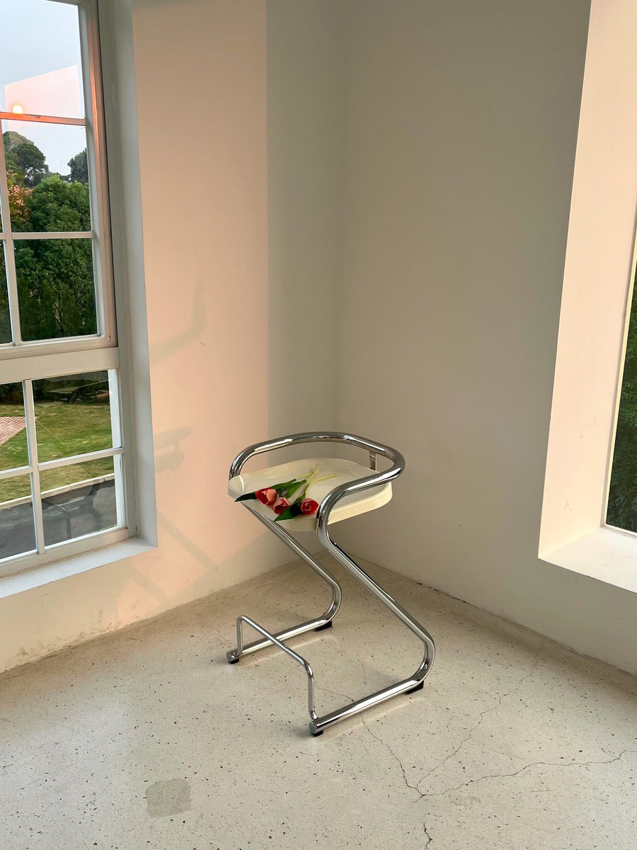 奶油配色獨特曲線金屬咖啡椅高腳椅 / 2色