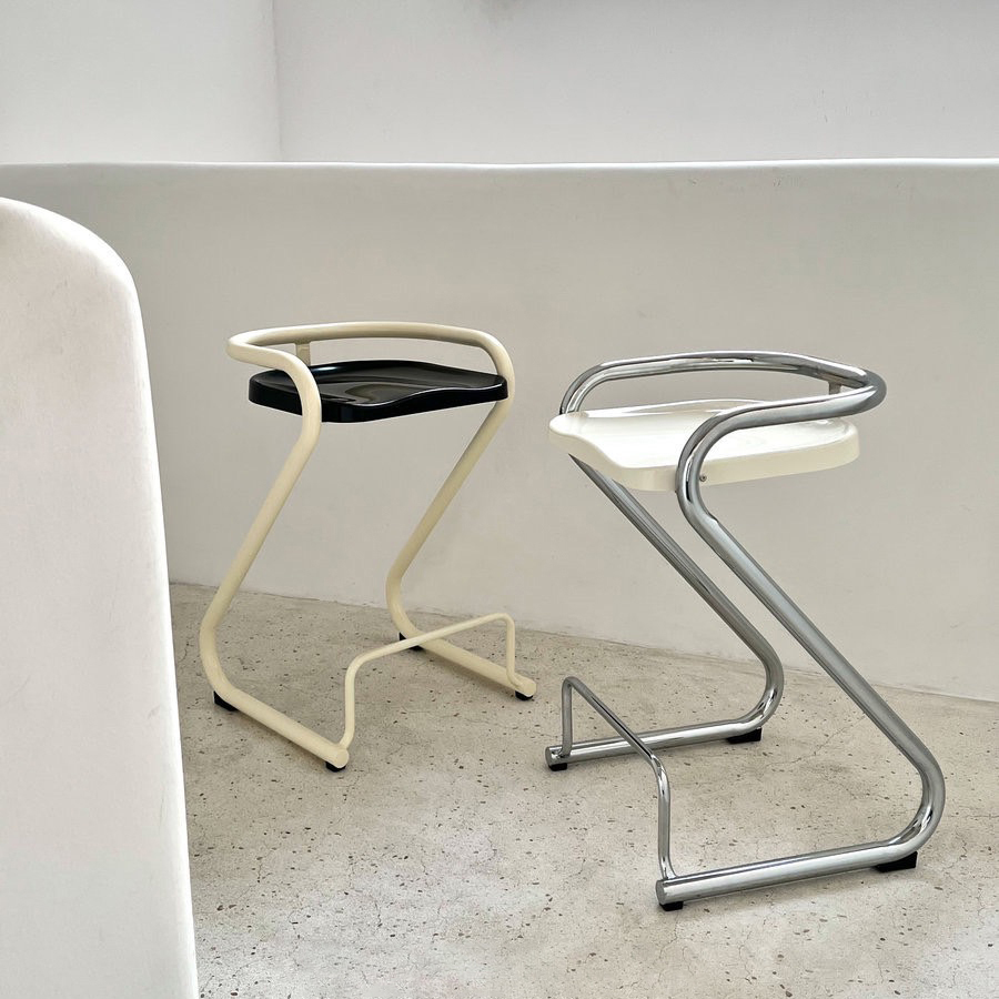 奶油配色獨特曲線金屬咖啡椅高腳椅 / 2色