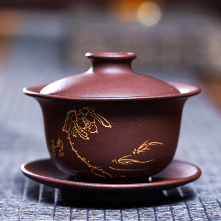 【荷韻蓋碗】-- 紫砂蓋碗具有雙層氣孔，吸收茶汁，不奪茶香，完美發揮茶葉原味