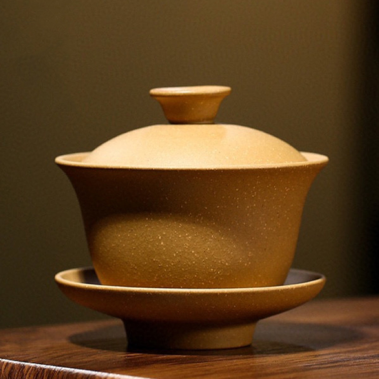 【三才蓋碗】-- 蓋碗口沿向外翻，手持舒適，出水流暢