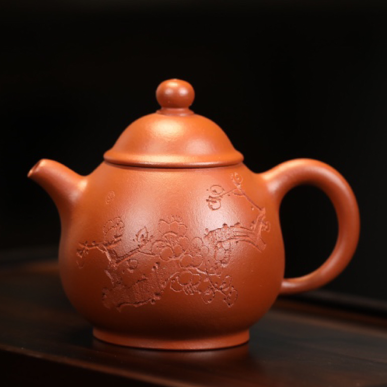 【潘壺(梅香)】--壺鈕略扁，圈耳靈巧，高足挺拔，形制飽滿靈秀，沉穩莊重