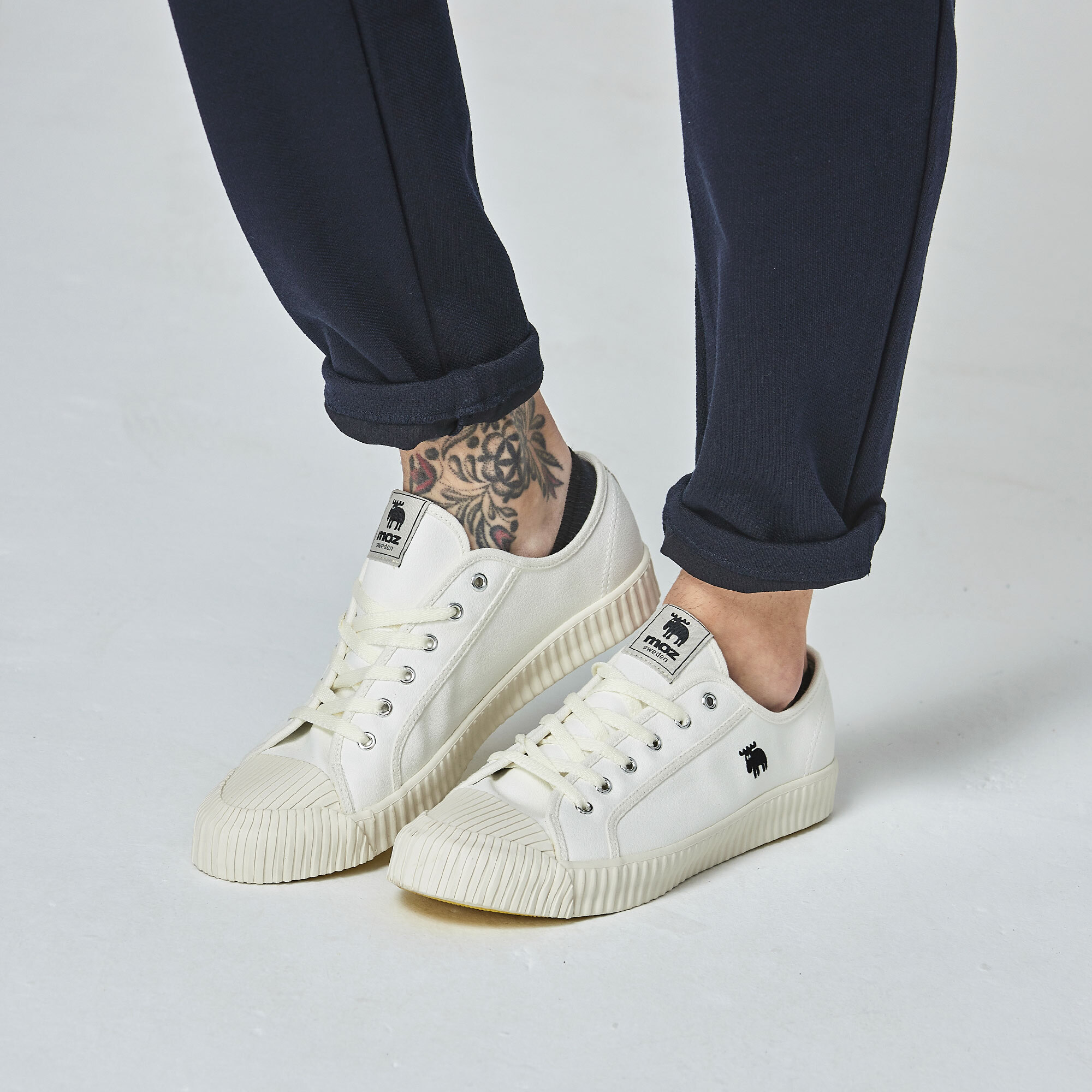 【惜福商品$699】moz瑞典【男女款】駝鹿綁帶式帆布餅乾鞋-經典白