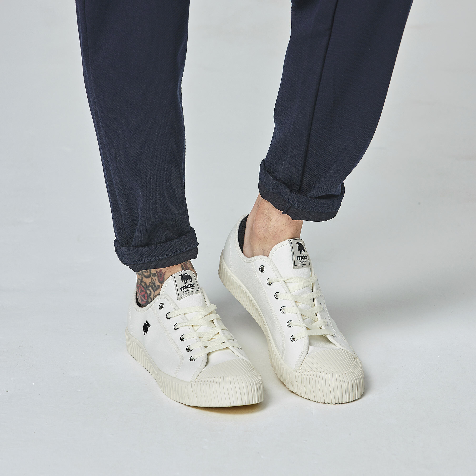 【惜福商品$699】moz瑞典【男女款】駝鹿綁帶式帆布餅乾鞋-經典白