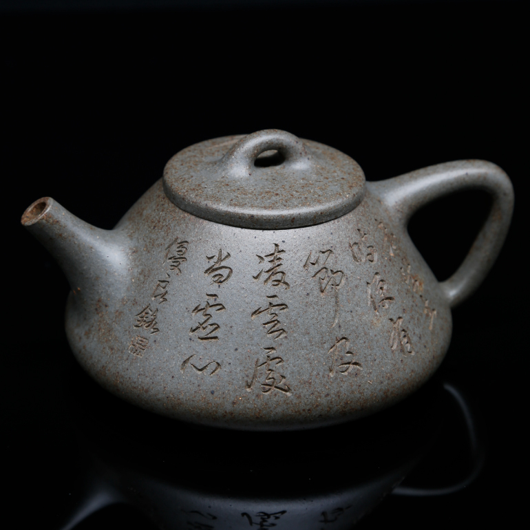 【子冶石瓢】全壺身挺拔，骨肉均勻，壺身壺嘴壺把恰到好處，氣韻生動，出水如畫
