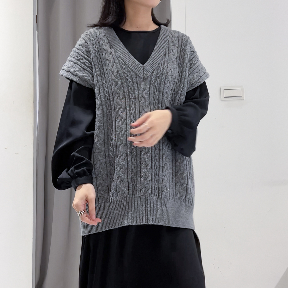 V領麻花羊毛針織寬袖背心(瑕疵-奶白/深灰)