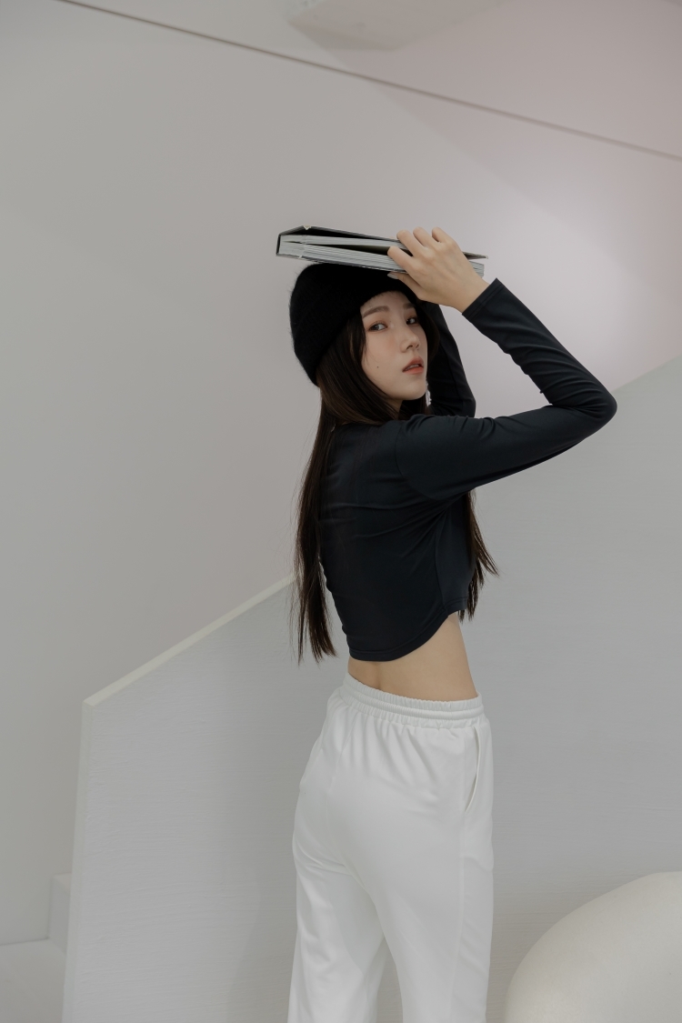 百搭親膚短版合身上衣- Black