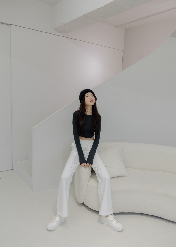 百搭親膚短版合身上衣- Black