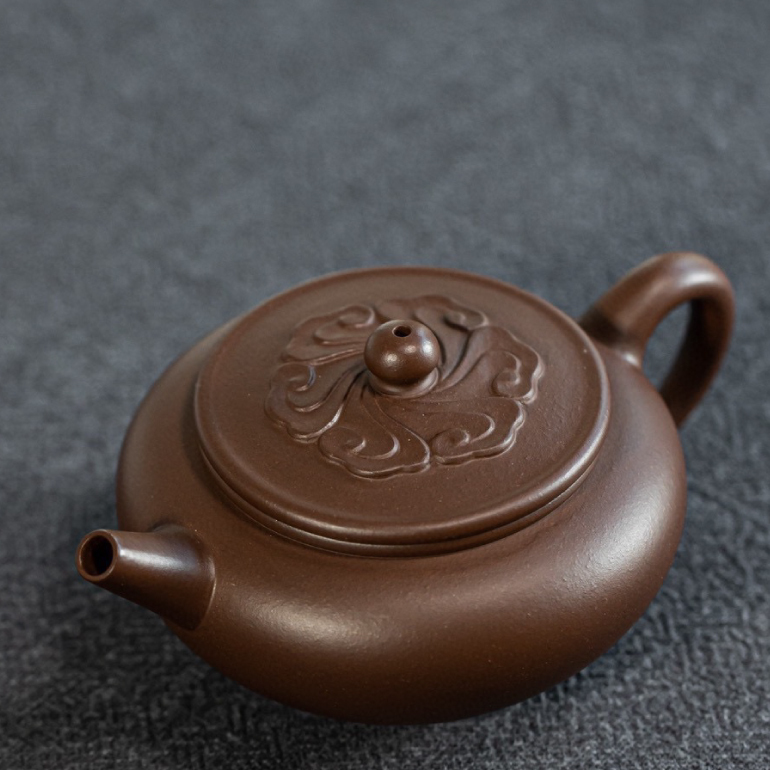 【禪雲】--此壺大口實用器，出水暴爽，整體飽滿。扁韻，壺蓋作雲，更添禪意。