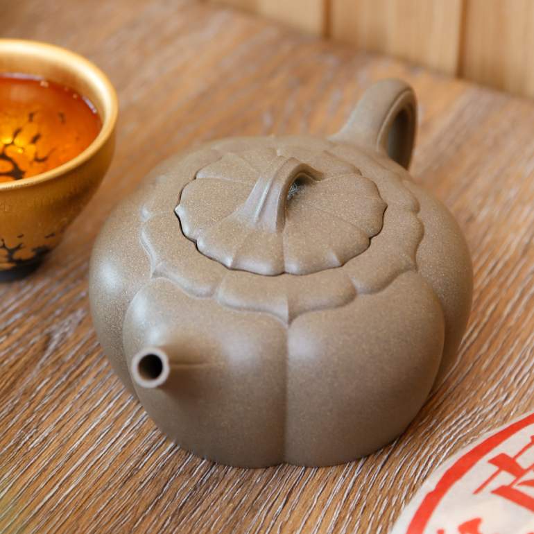 【錦葵】--全手工制，壺色澤古樸優雅，泡養後愈顯素雅之美。
