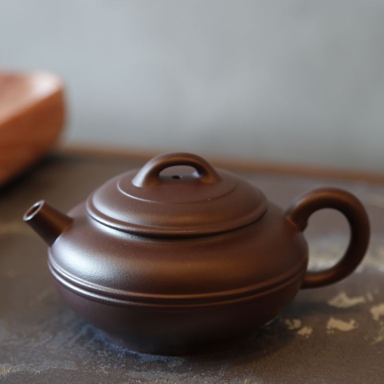 【線圓】--整個壺在扁圓中求韻味。中置雙腰帶線將全壺提攜神韻，變化中求統一。