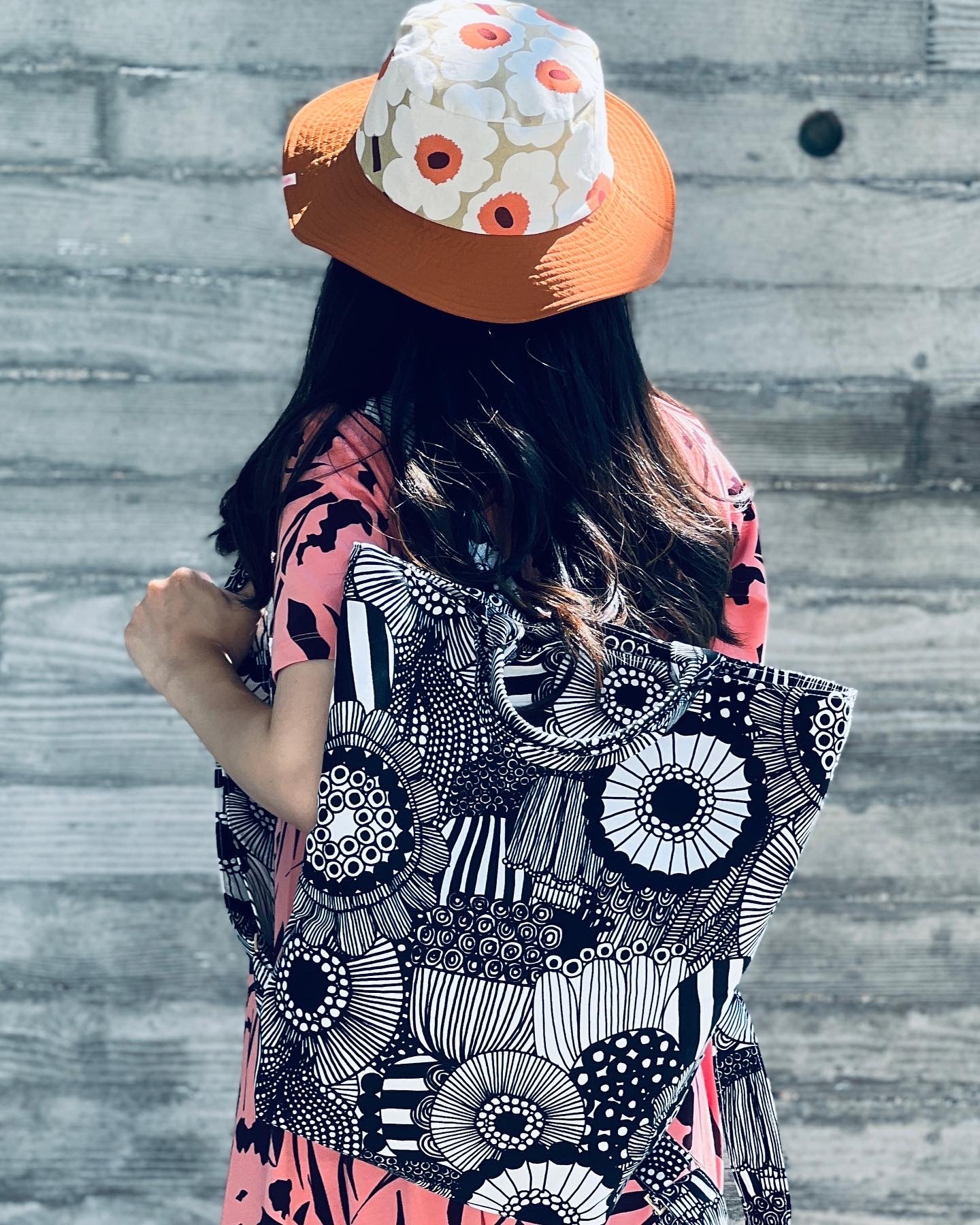 Handle backpack | large | marimekko 黑色圈圈pattern 布