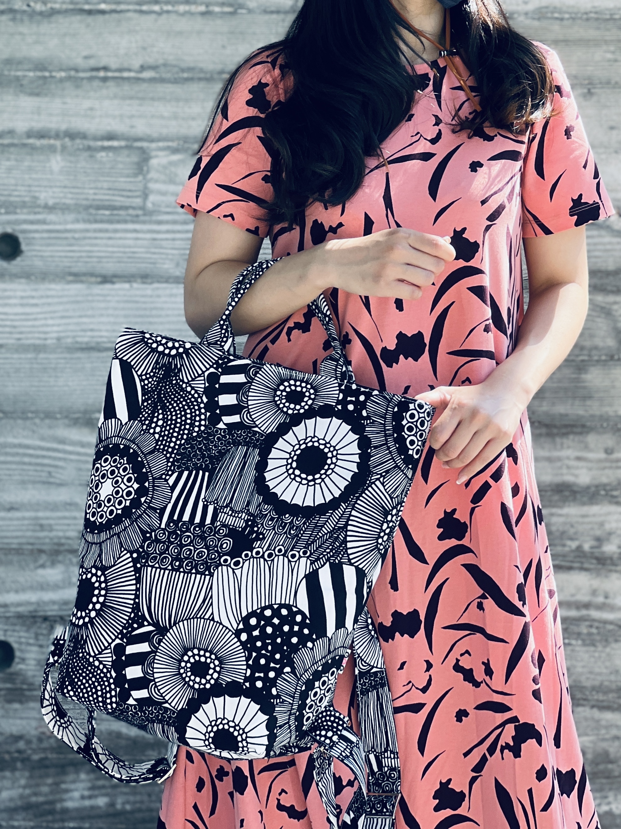 Handle backpack | large | marimekko 黑色圈圈pattern 布