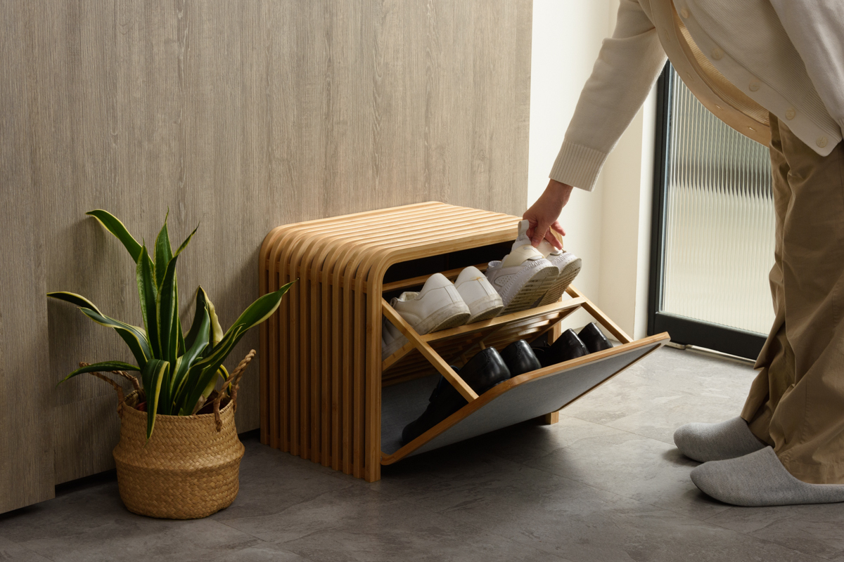 放置在玄關的 Tolin 雙層收納鞋凳