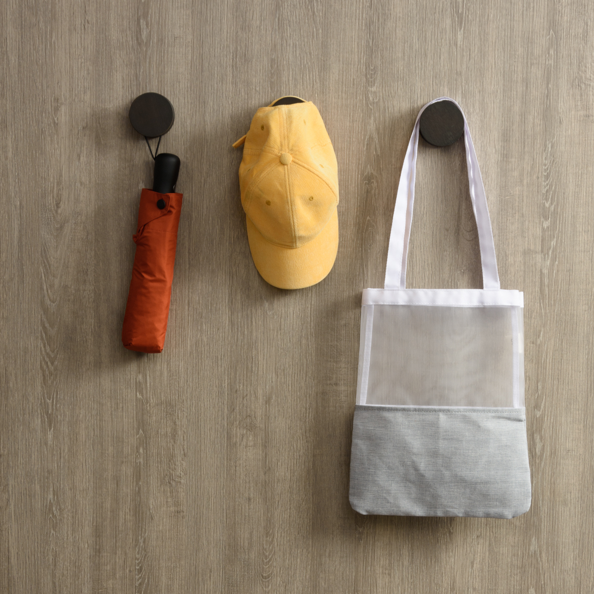 深棕色 Ran 圓竹掛勾, 在玄關空間使用, 可吊掛折疊傘、帽子、手提袋等