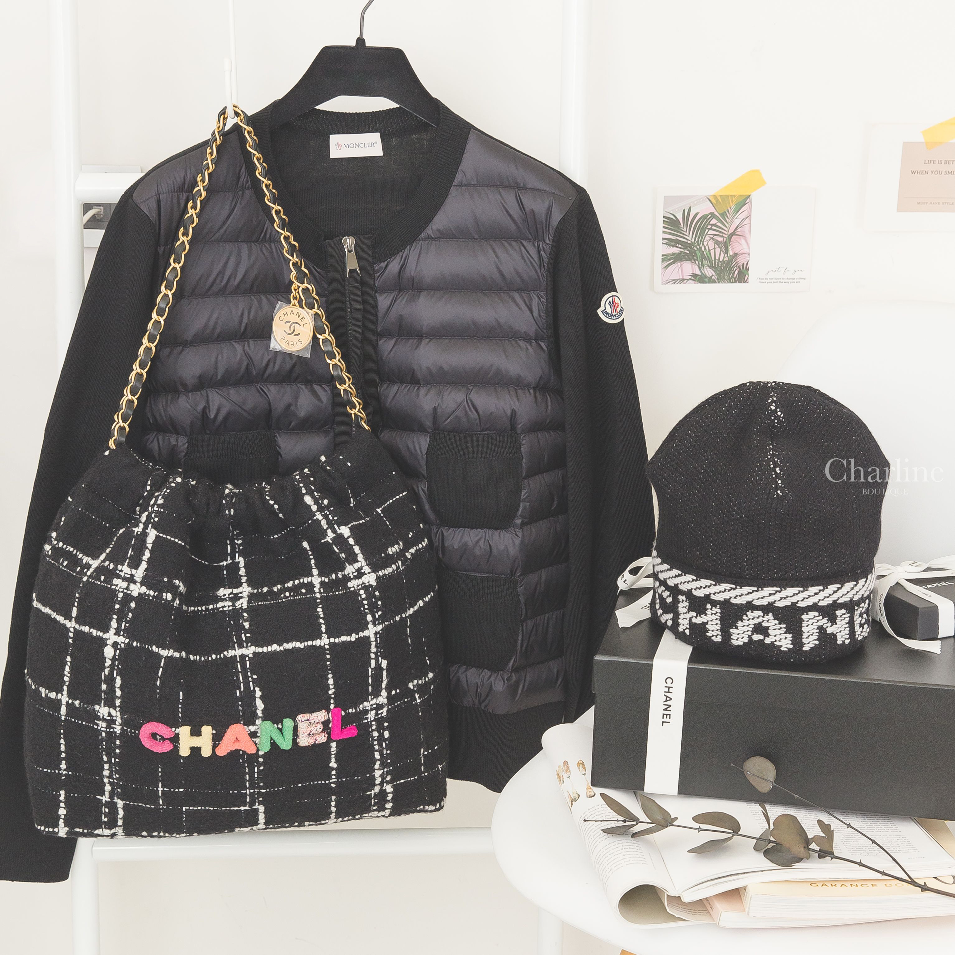 Chanel 22 黑白色粗花呢金字徽章鍊帶中型羊毛大菱格紋肩背包,Chanel 黑底白字喀什米爾針織毛帽,Moncler 黑色拼接針織四口袋輕羽絨外套-Charline Boutique 精品代購