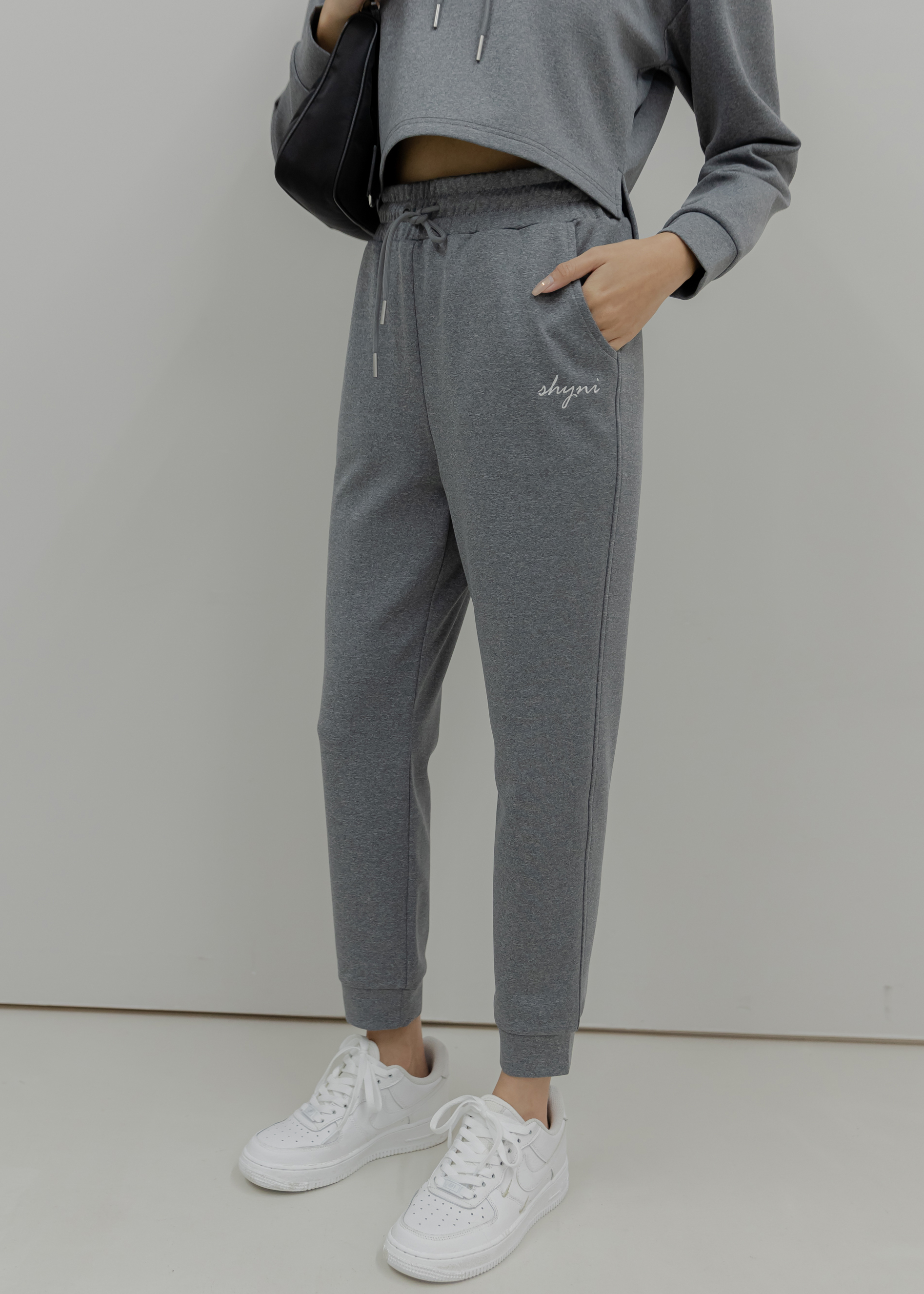 內刷毛刺繡修身長褲- Carbon Black Heather